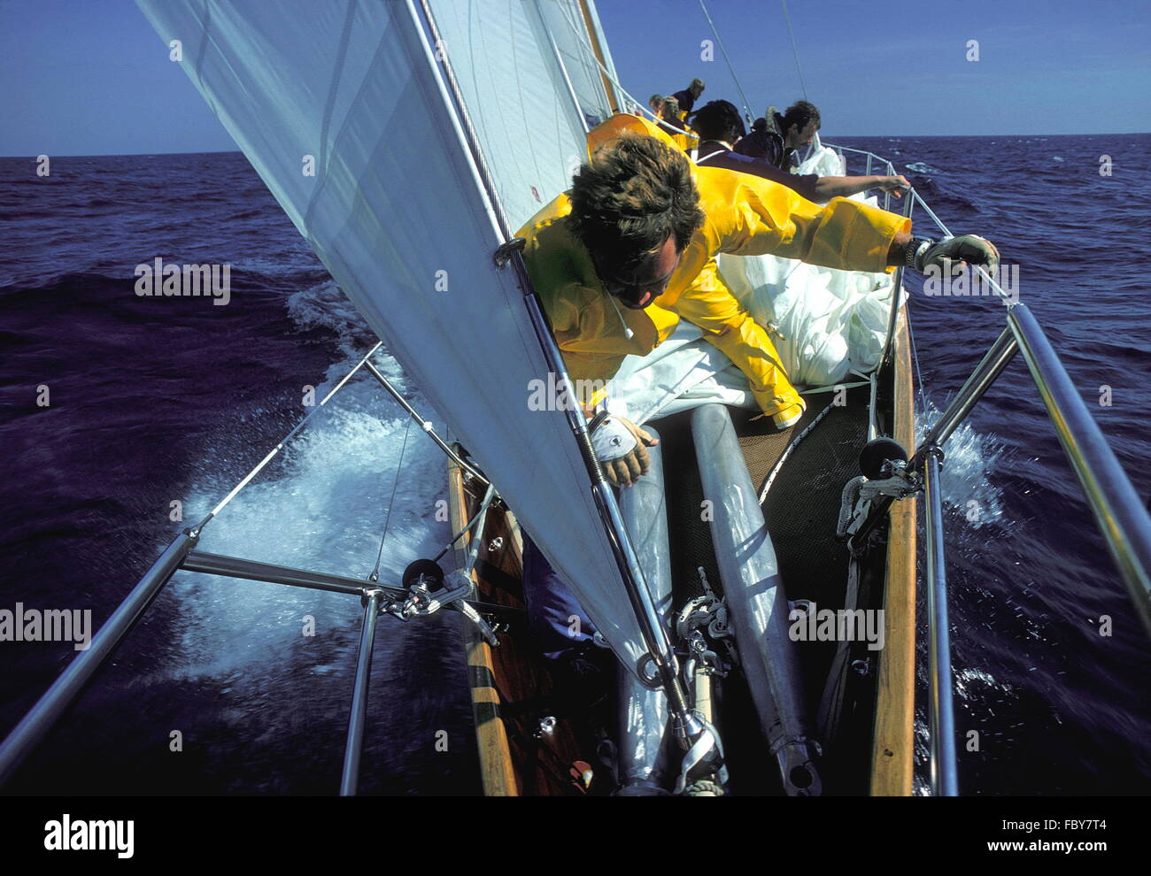 AJAX NEWS FOTO - 1977 - FASTNET RACE - equipaggio vele di manipolazione durante la 608 Miglia di Ocean race. Foto:JONATHAN EASTLAND/AJAX REF: HDD CONDOR 77 Foto Stock