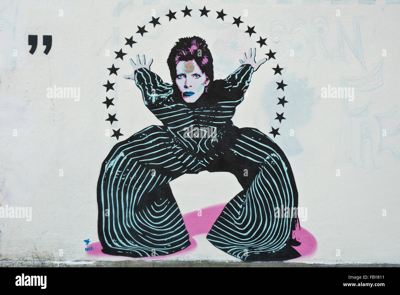 Graffiti di David Bowie in posa di 'Aladdin Sane' corpo striato suit, con alone di stelle, omaggio da Pegasus. Foto Stock