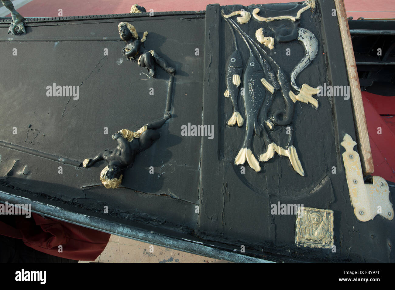 Particolare delle decorazioni su una gondola a Venezia Foto Stock