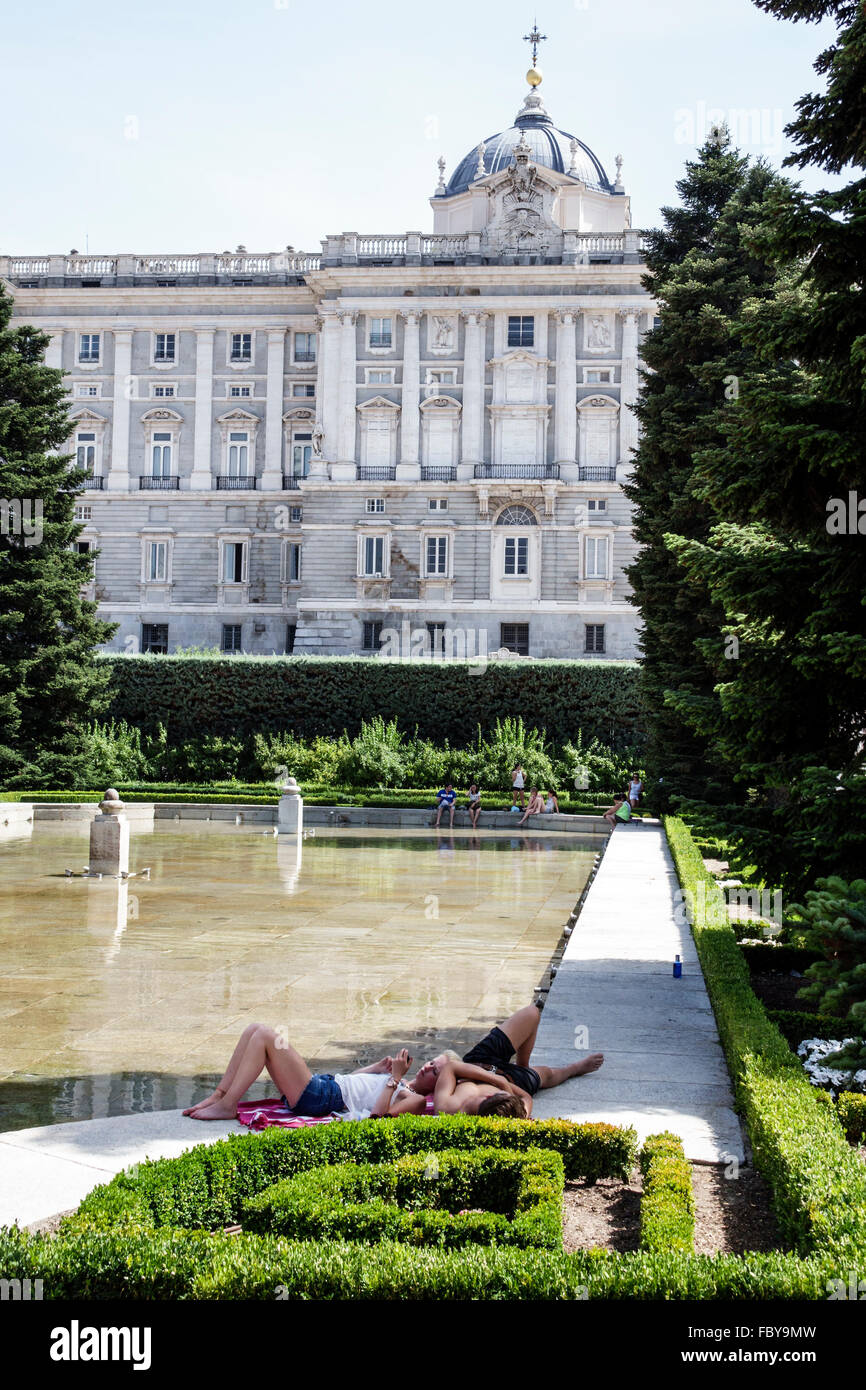 Madrid Spagna,Europa europea,Spagnolo,Centro,Jardines de Sabatini,Giardini,Palacio Real de Madrid,Palazzo reale,esterno,Spain150707081 Foto Stock