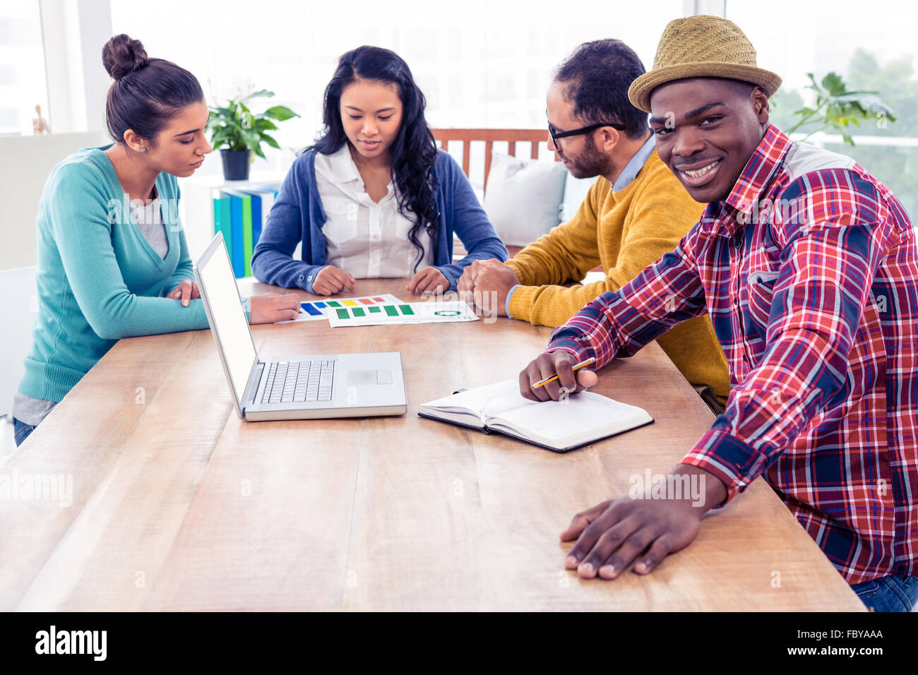 Ritratto di business uomo seduto con i colleghi in background Foto Stock