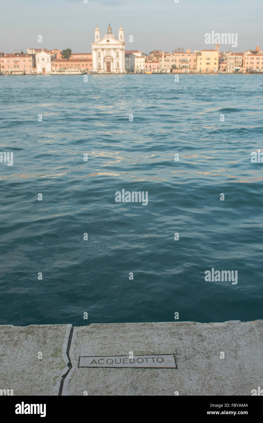 Il canale della Giudecca con i Gesuati chiesa sullo sfondo di Venezia Foto Stock