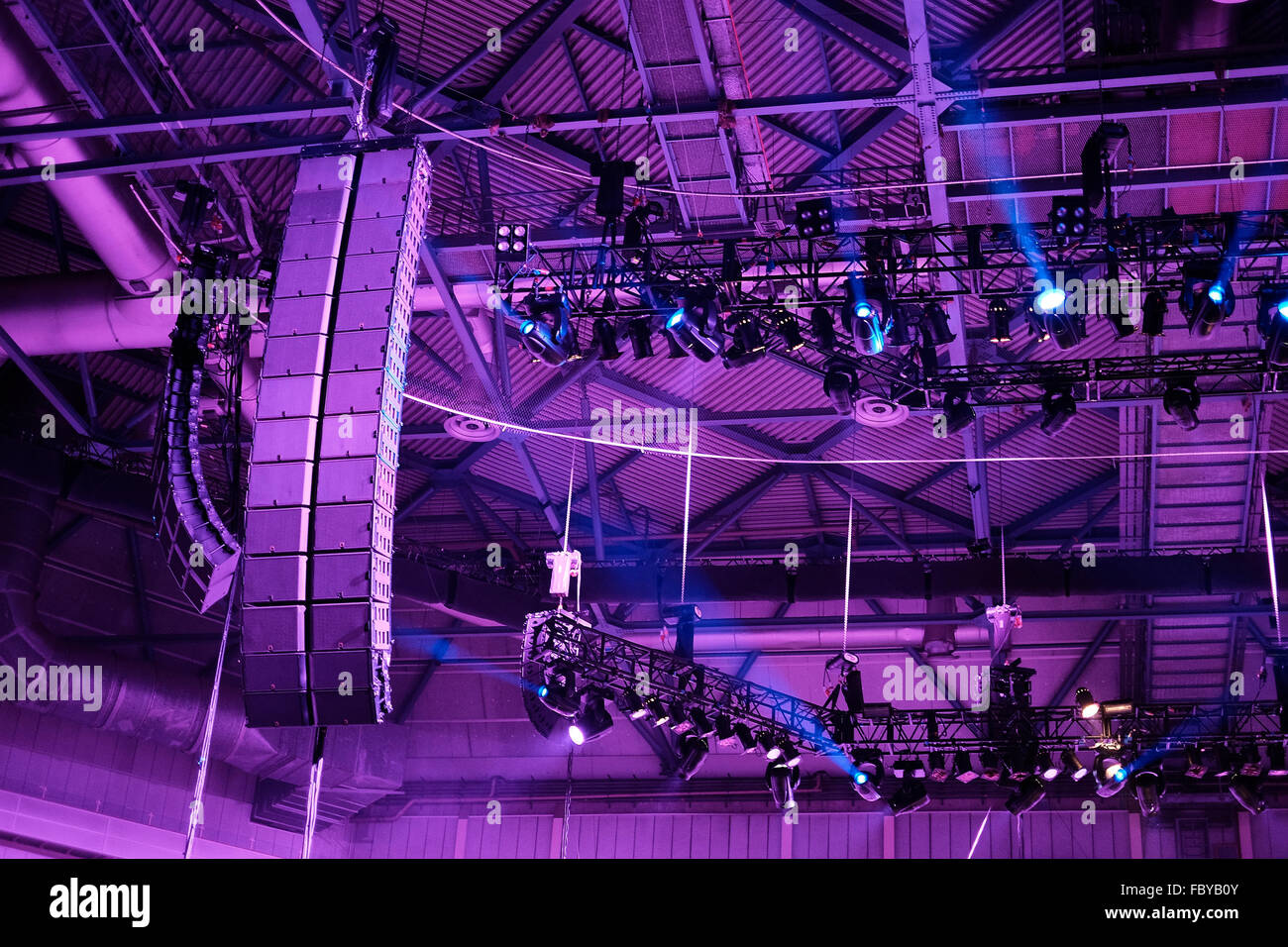 Altoparlanti e faretti durante un concerto Foto Stock