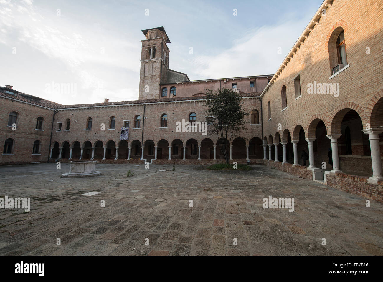 Chiostro del monastero della Ss. Cosma e Damiano, ora un centro "Artigiani del chiostro' con gli studi per il lavoro artistico a t Foto Stock