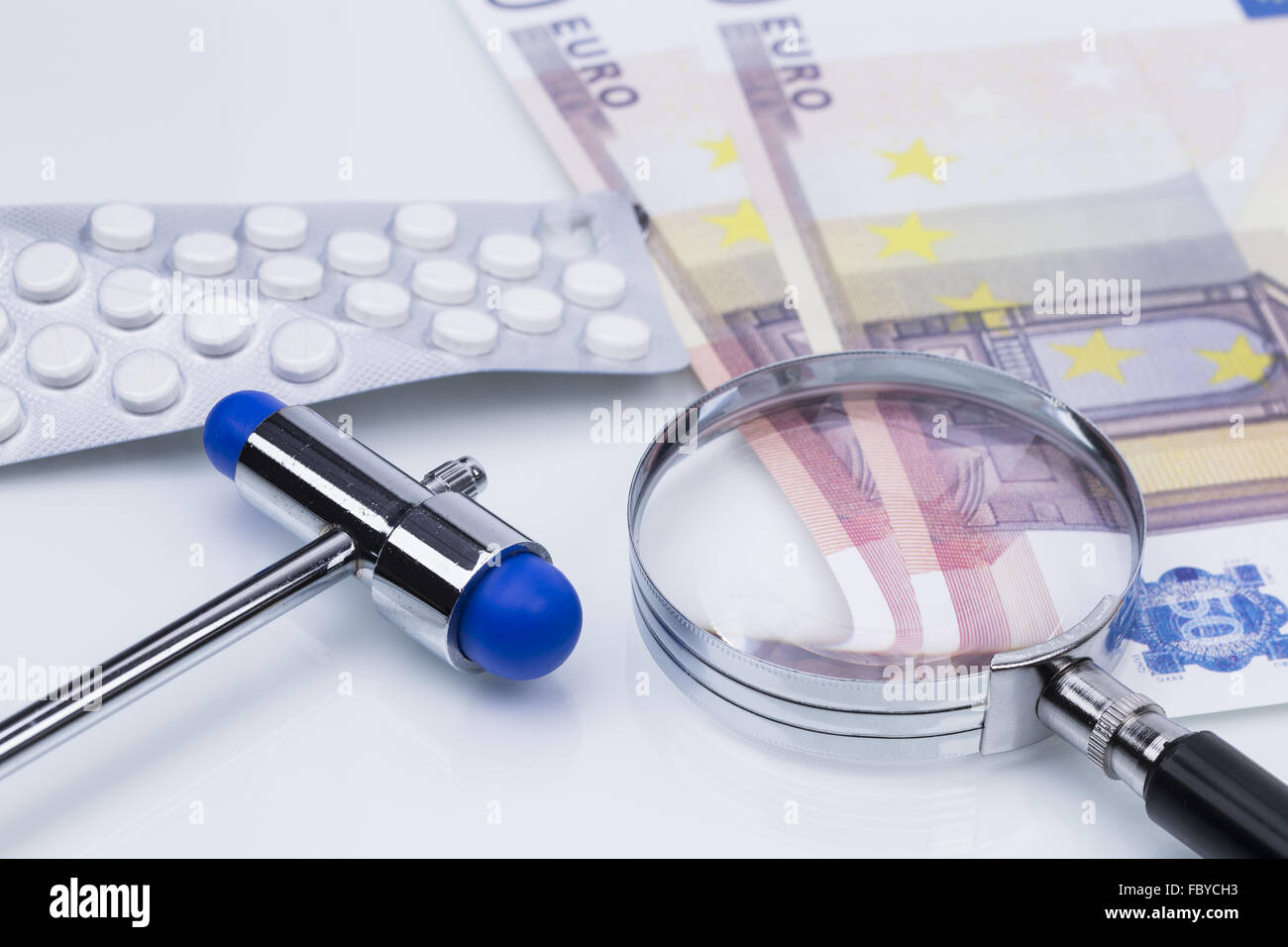 Compresse di ingrandimento e contanti Foto Stock