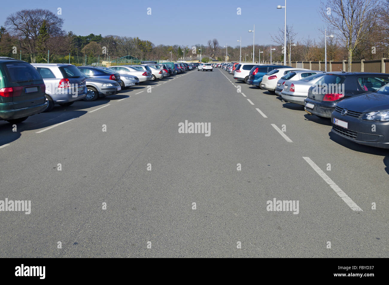 Parcheggio lunga area piena di automobili Foto Stock