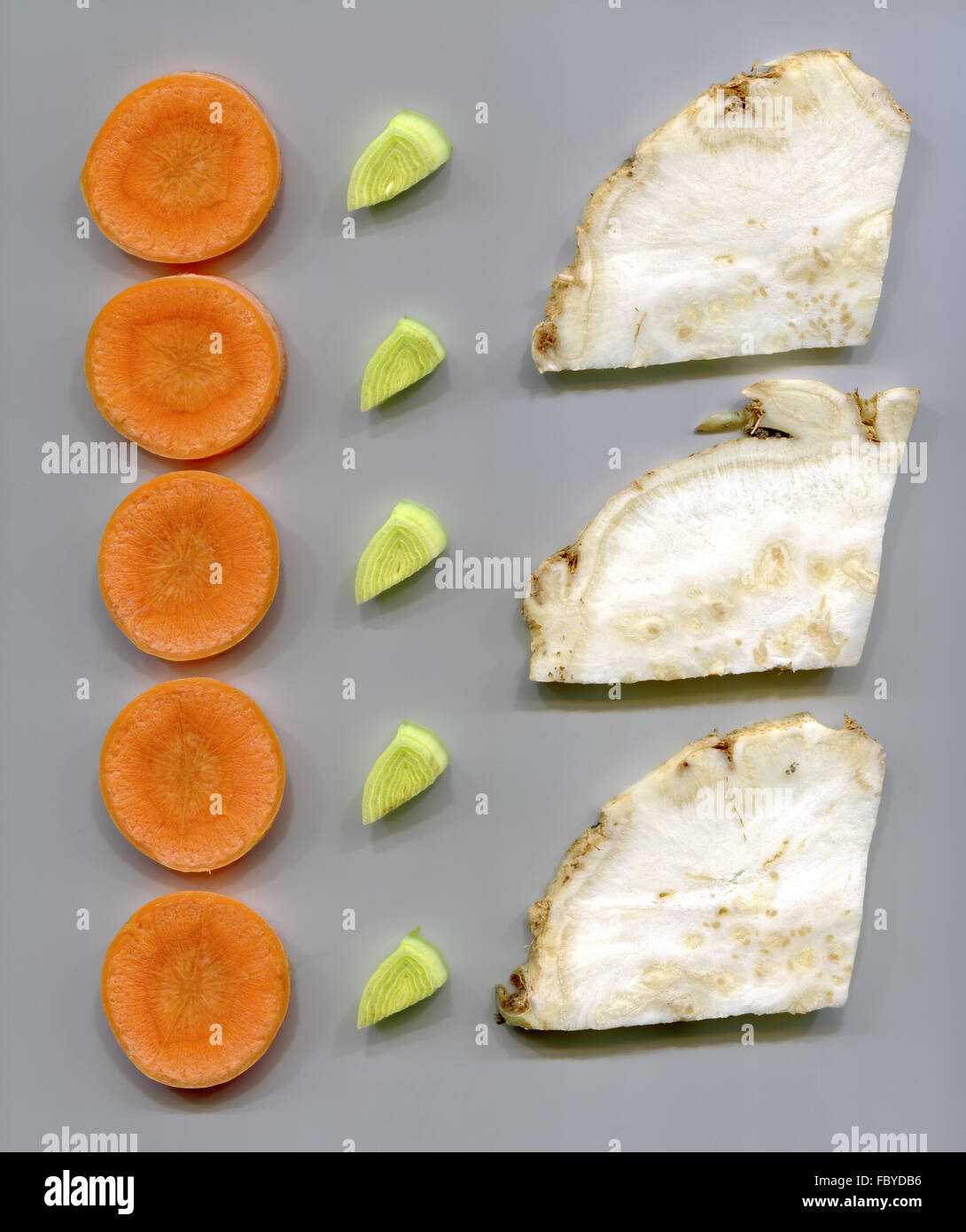 Fette di carote, il porro e la manopola di sedano Foto Stock
