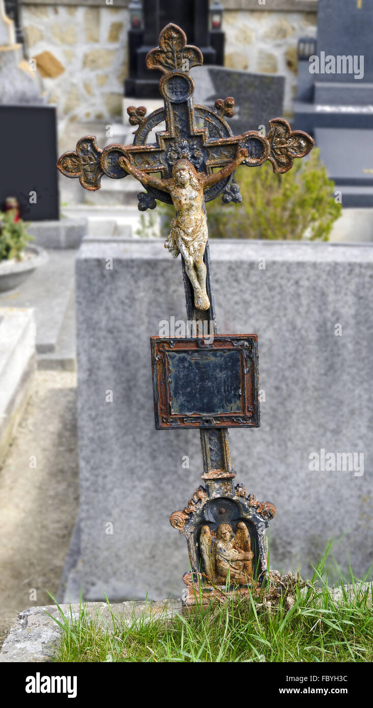 Vecchio di ferro arrugginito croce grave Foto Stock