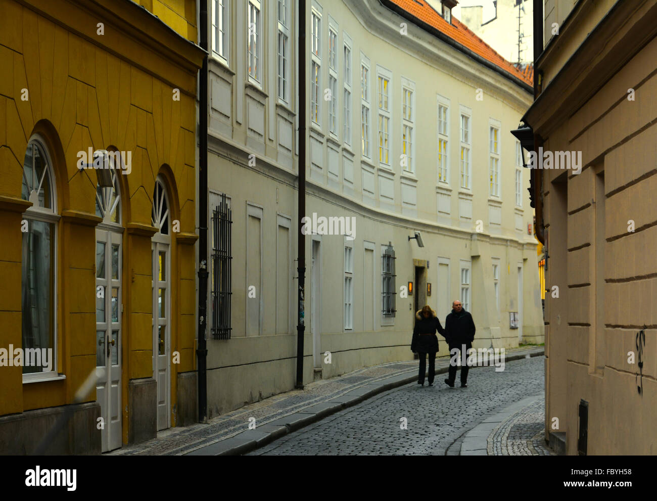 Camminando mano nella mano a Praga Foto Stock
