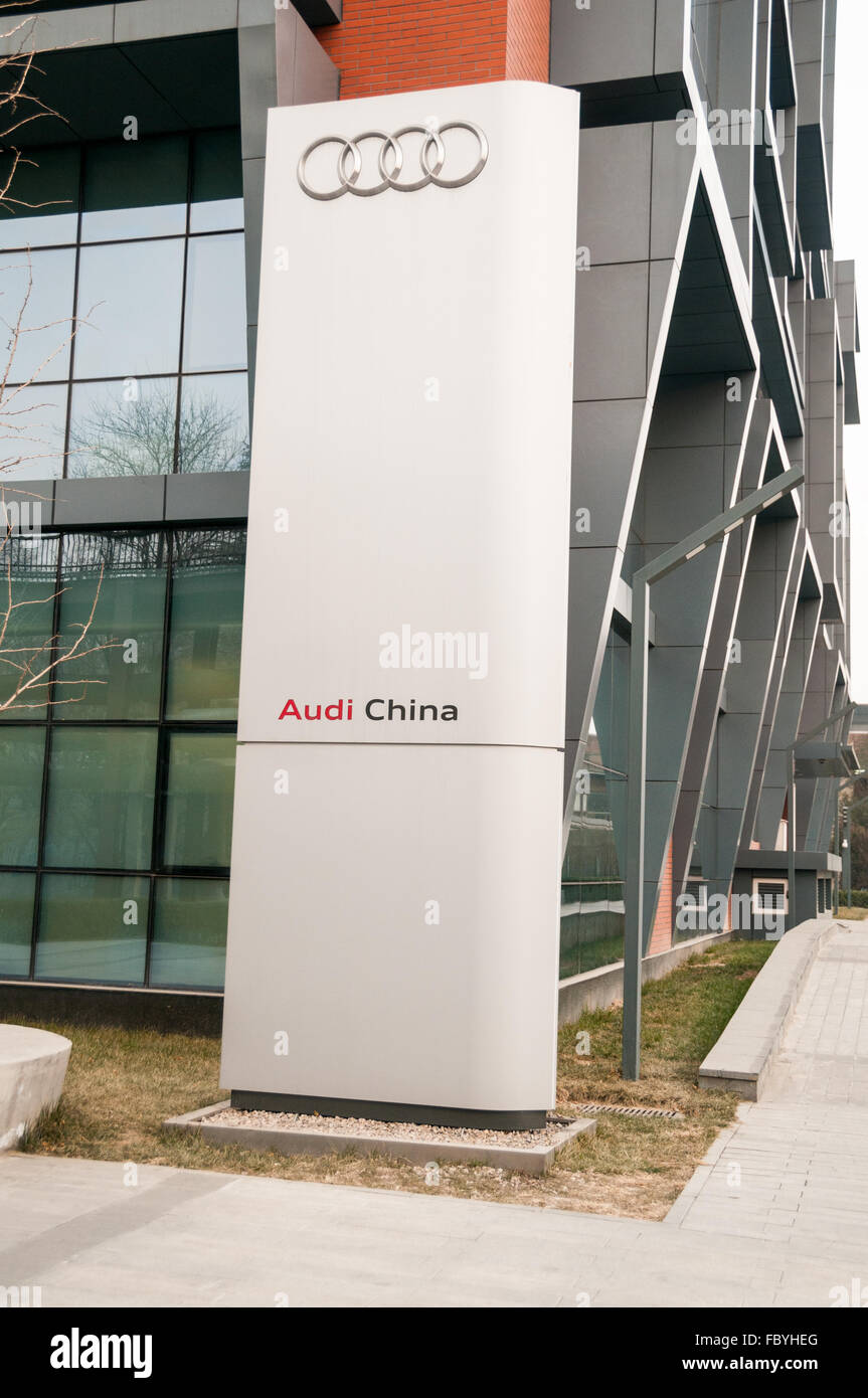 Segno di fronte Audi Cina sede nel quartiere di Chaoyang di Pechino Foto Stock