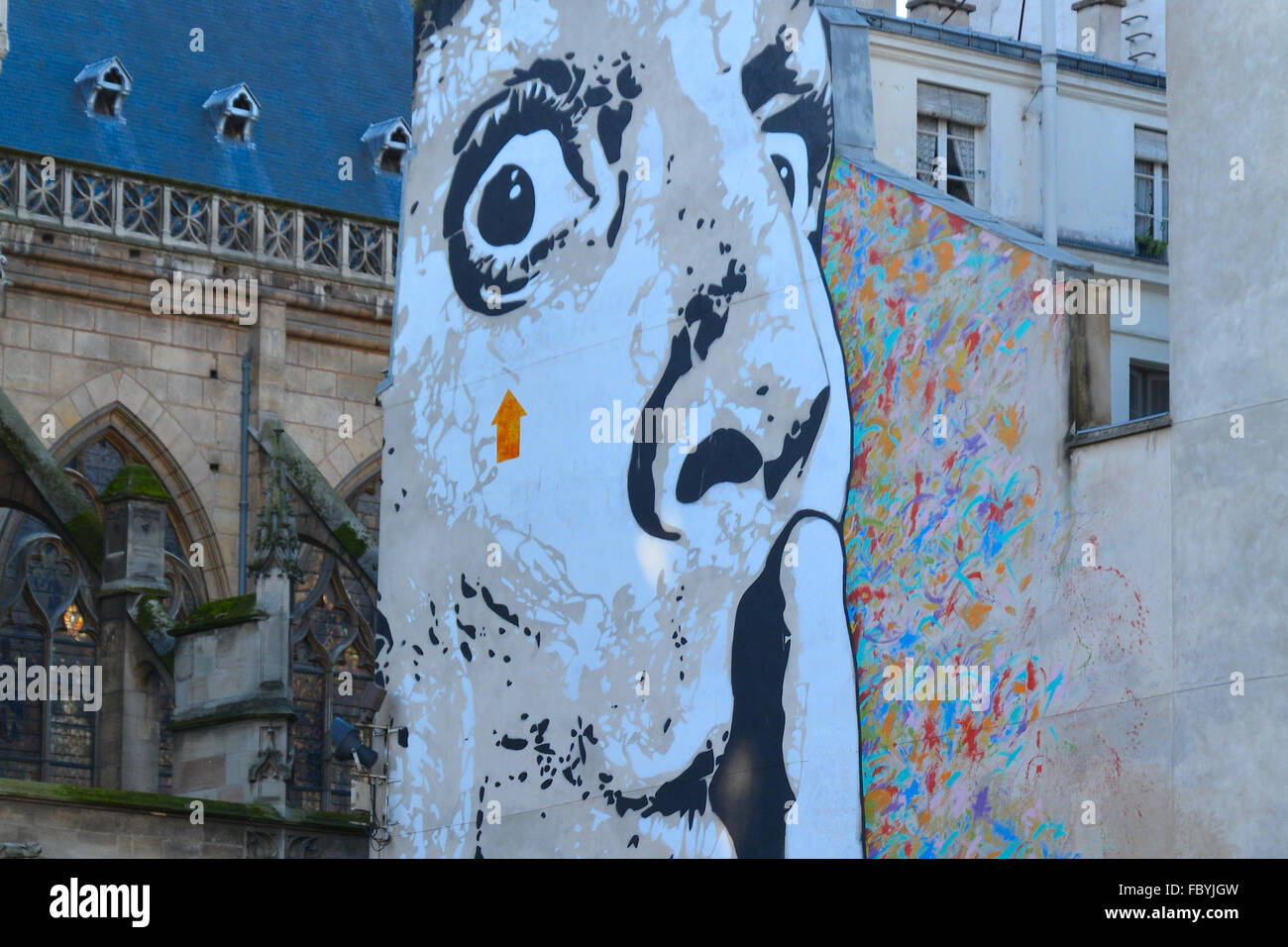 Il gigante moderno murale giustapposti con antica chiesa presso la Fontaine Stravinsky Foto Stock