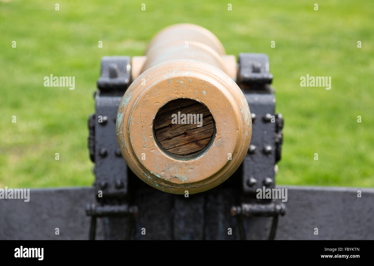 Il vecchio cannone militare punta dritto al viewer Foto Stock