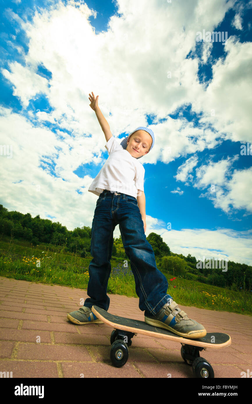 Skater boy bambino con il suo skateboard. Attività all'aperto Foto stock -  Alamy