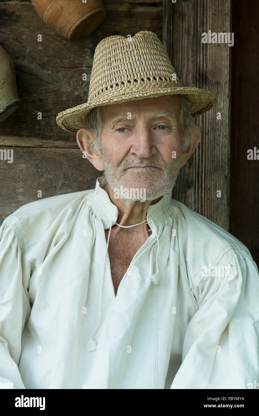 Ritratto di un uomo anziano dal distretto di Maramures Foto Stock