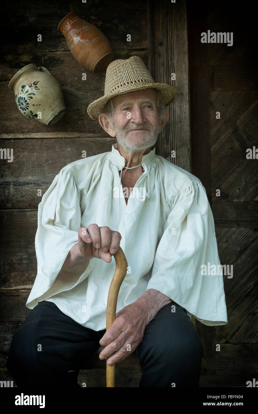 Ritratto di un uomo anziano dal distretto di Maramures Foto Stock