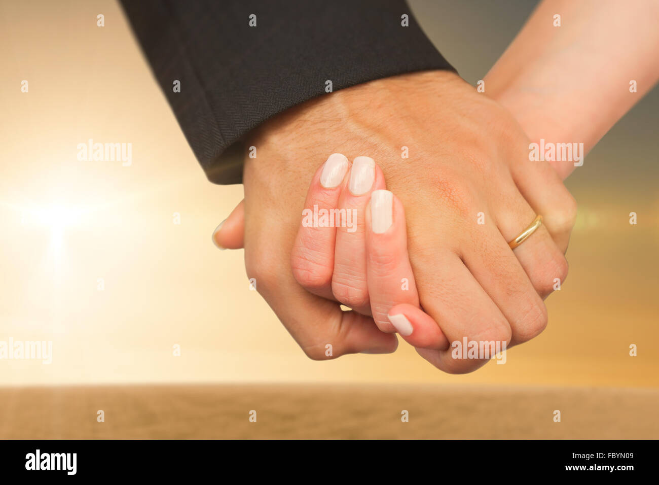Immagine composita di sposi holding hands close up Foto Stock