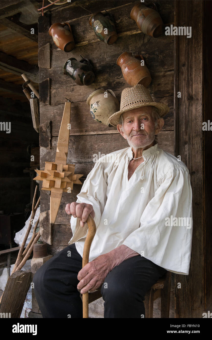 Ritratto di un uomo anziano dal distretto di Maramures Foto Stock