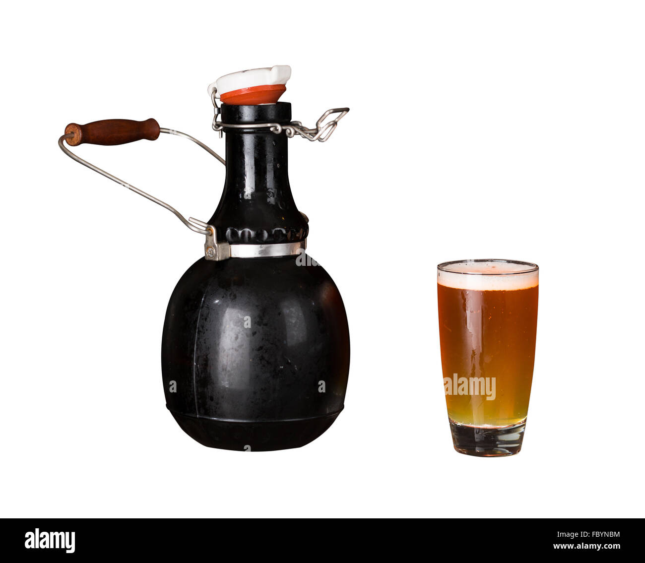 Intaglio isolato di growler e bicchiere di birra Foto Stock