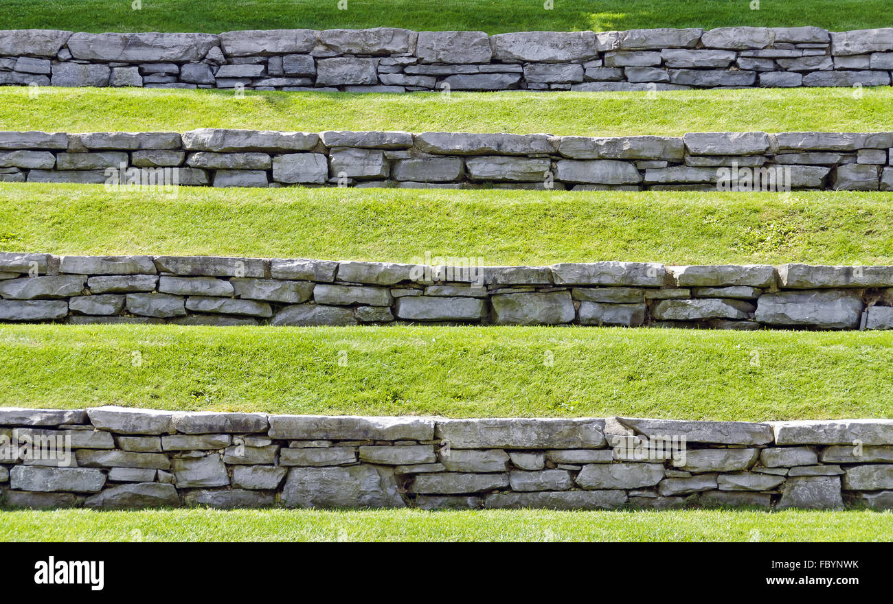 Hillside intrenchedd mediante i muri in pietra naturale Foto Stock