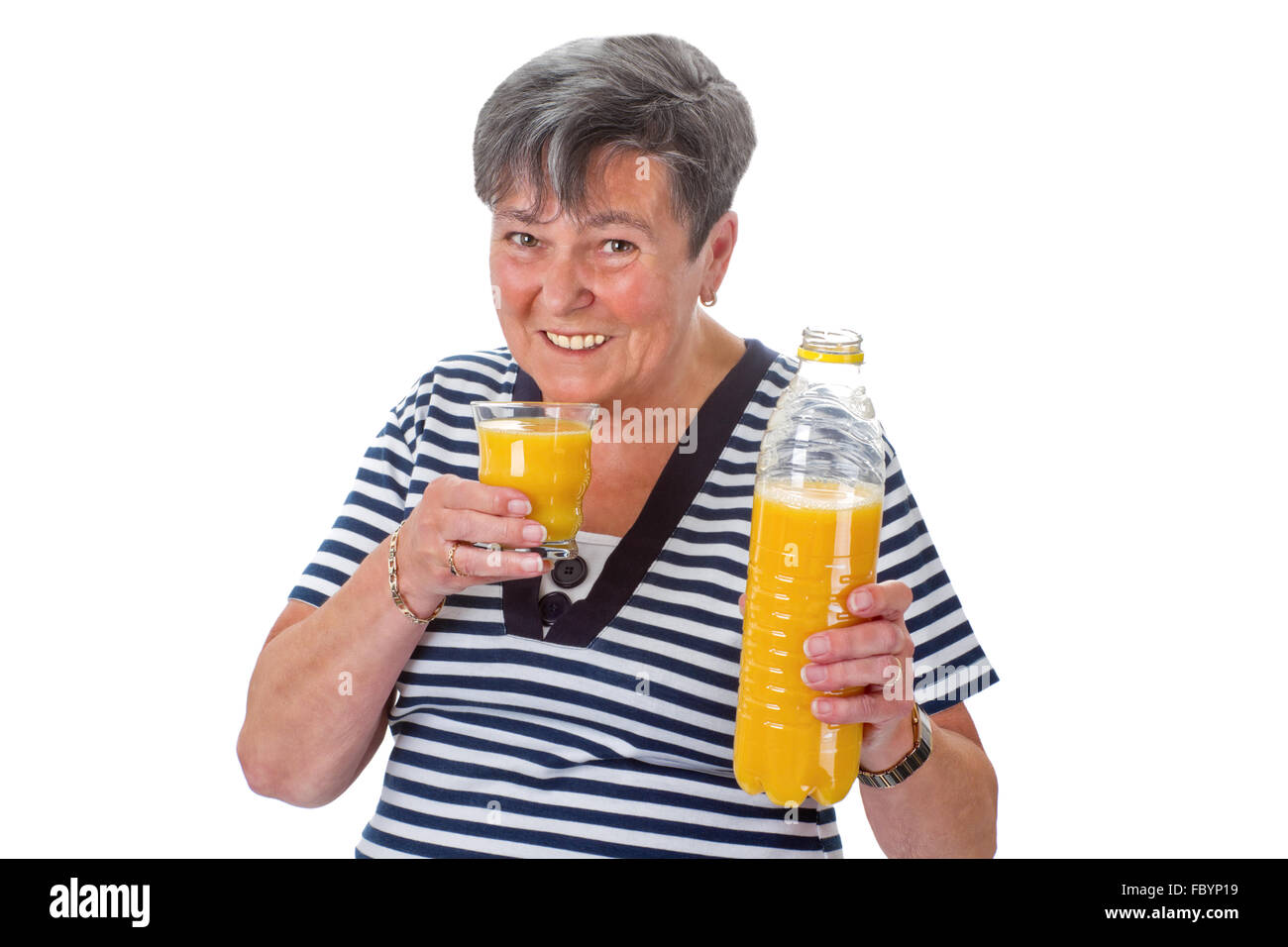 Donna anziana con succo di arancia Foto Stock