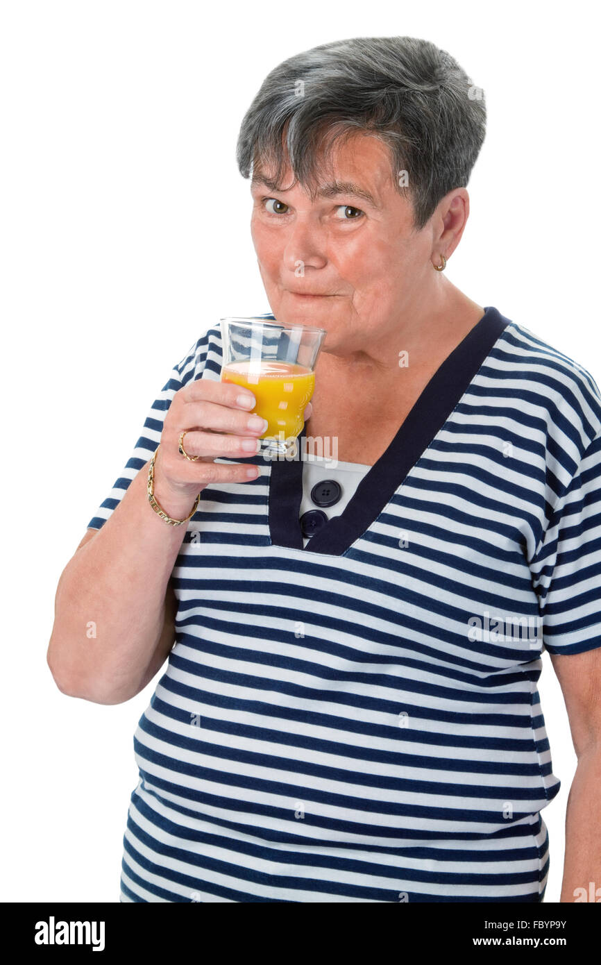 Senior donna bere il succo d'arancia Foto Stock