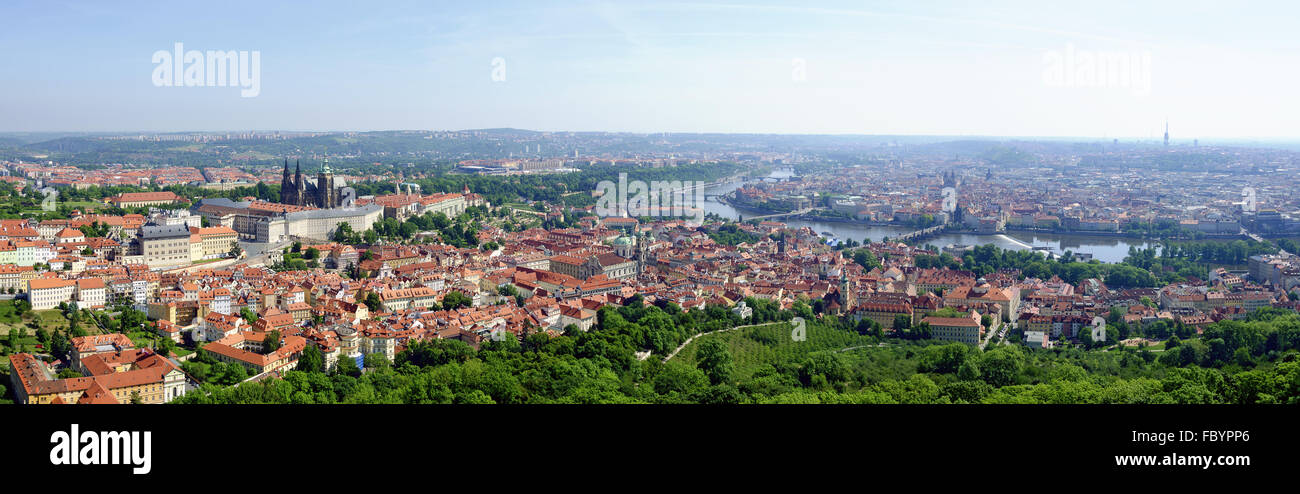 Di Praga con il quartiere del castello Foto Stock
