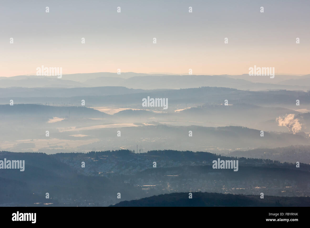 Vista aerea, guardando da Ense Sauerland in Arnsberg, Neheim-Hüsten, nebbia di mattina, inverno, luce invernale, Arnsberg, Sauerland Foto Stock