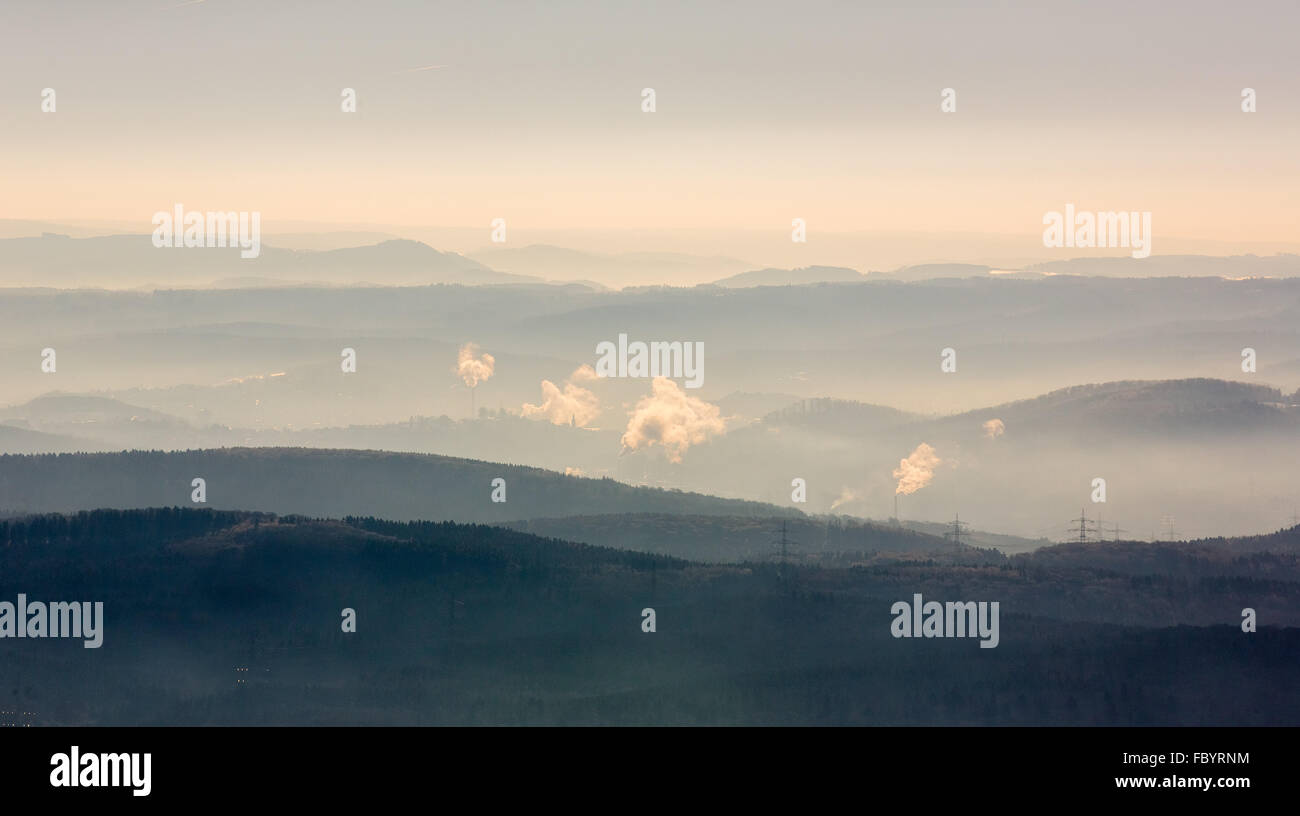 Vista aerea, guardando da Ense Sauerland in Arnsberg, Neheim-Hüsten, nebbia di mattina, inverno, luce invernale, Arnsberg, Sauerland Foto Stock