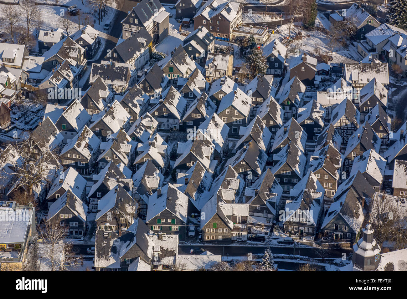 Vista aerea, inverno, neve "età spot' città storica di Freudenberg nella neve, semi-case con travi di legno, a struttura mista in legno e muratura, inverno, Foto Stock