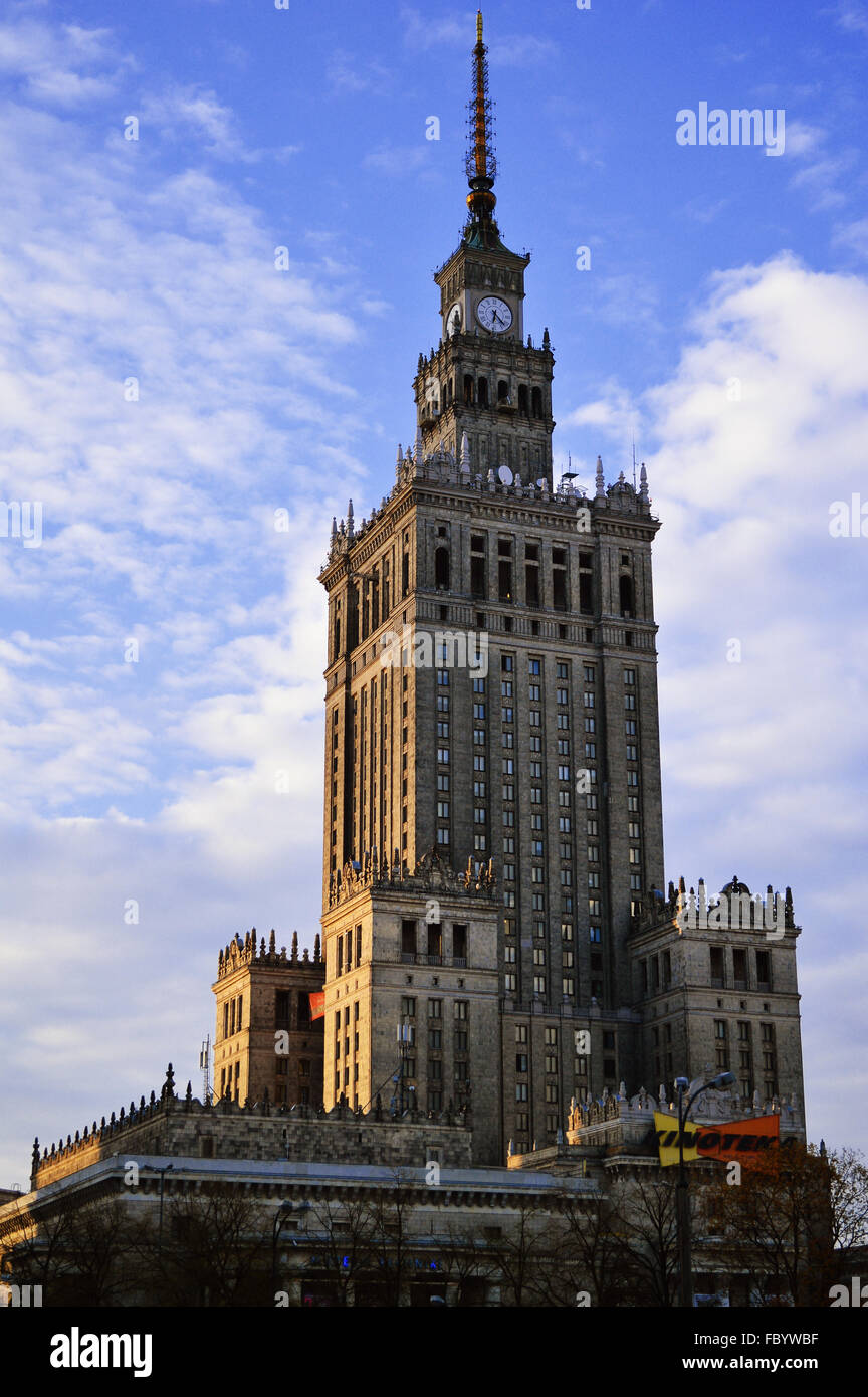 Palazzo della Cultura e della scienza di Varsavia è il più alto edificio in Polonia e l'ottavo edificio più alto nell'UE Foto Stock