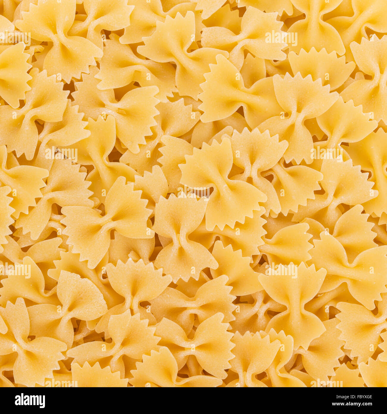 Italian farfalle di pasta alimentare crudo di sfondo o la texture close up Foto Stock
