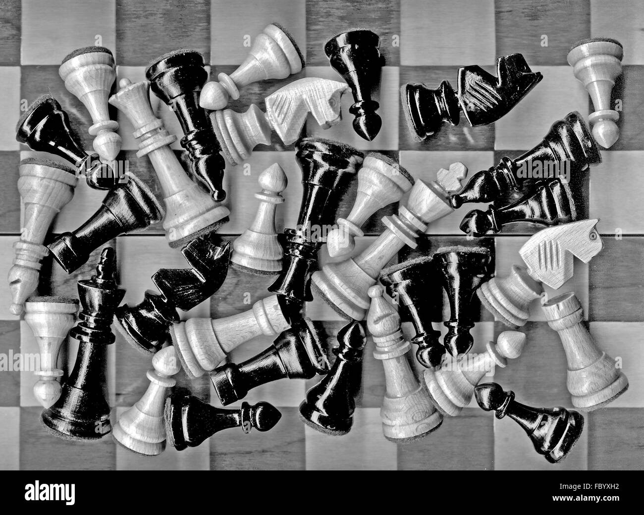 Pezzi di scacchi posa su un gameboard Foto Stock