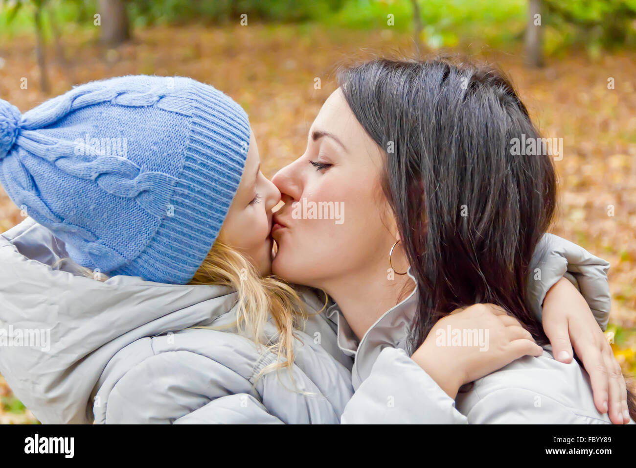 Madre e figlia kiss in autunno Foto Stock