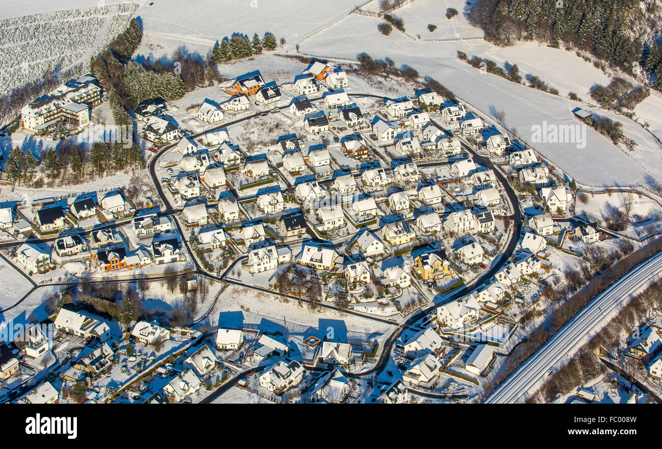 Vista aerea, lo sviluppo di alloggiamento con case a schiera, case, Löwenzahnweg, Kornblumenweg, inverno, neve, Olsberg, Sauerland Foto Stock