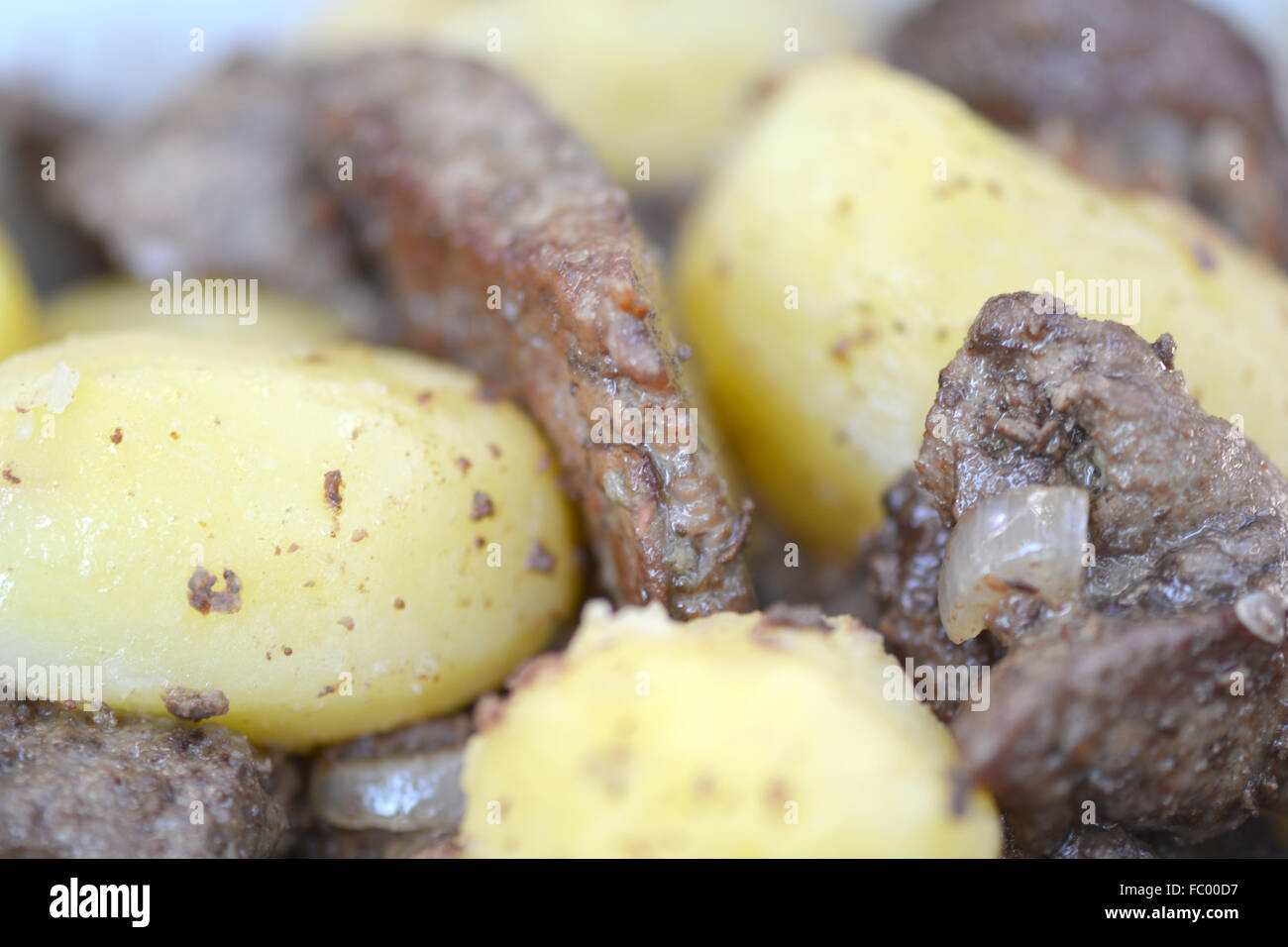 Grigliata mista su una piastra di carne e patate Foto Stock