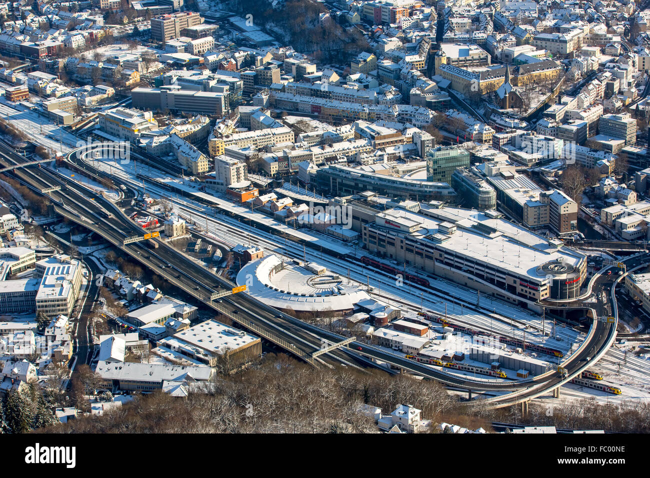 Vista aerea, centro di vittorie con la stazione centrale e città Galleria nella neve, Siegen, Siegerland, Siegen-Wittgenstein Foto Stock