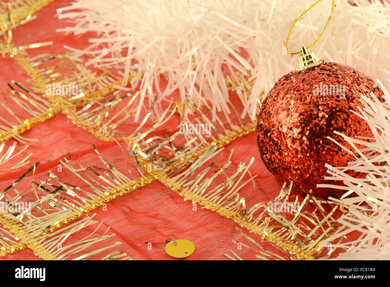 Natale sfondo rosso con il nuovo anno le sfere Foto Stock