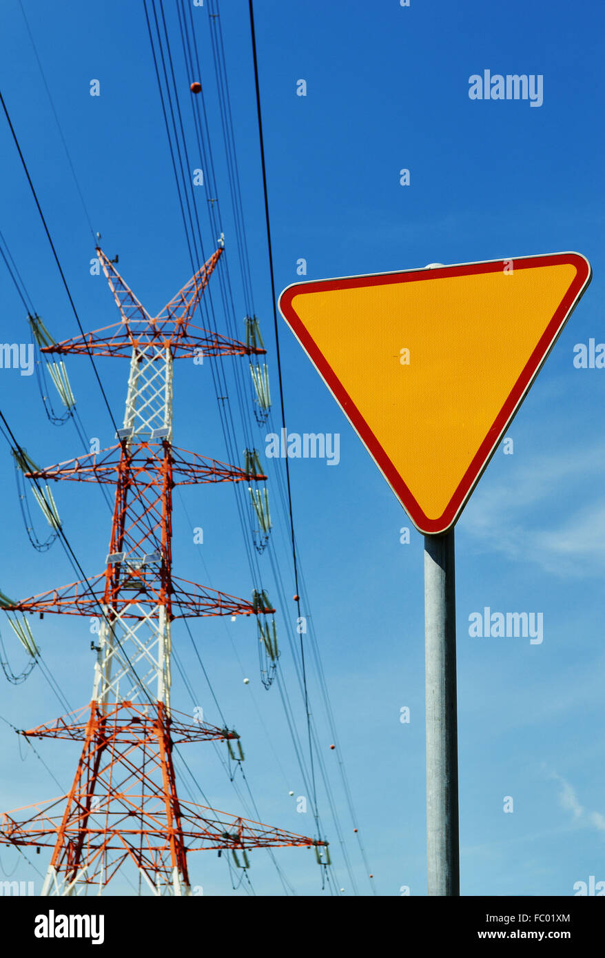 Pilone di potenza oltre il cielo blu. Trasmissione elettrica torre. Foto Stock