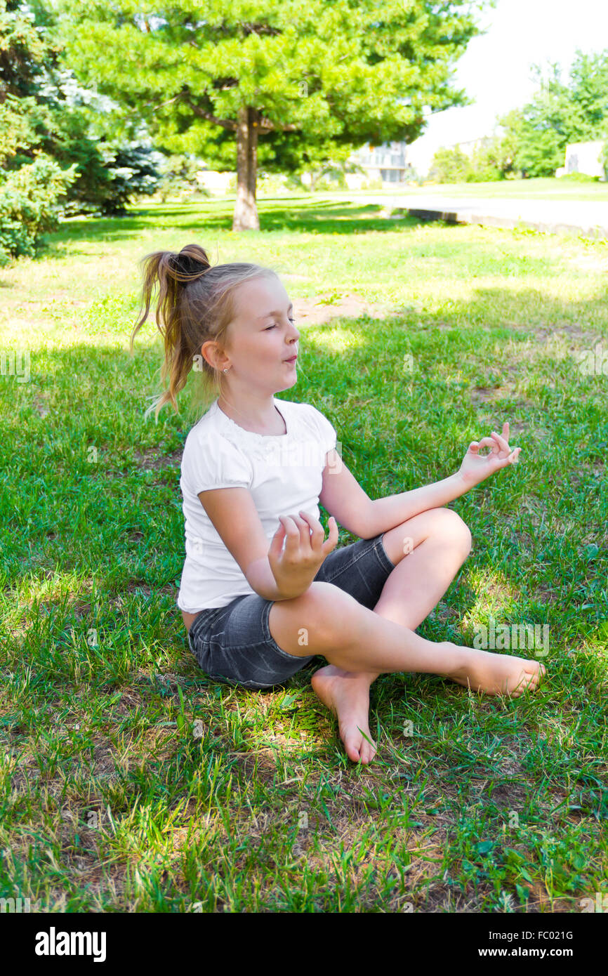 Ragazza carina in lotus pongono Foto Stock