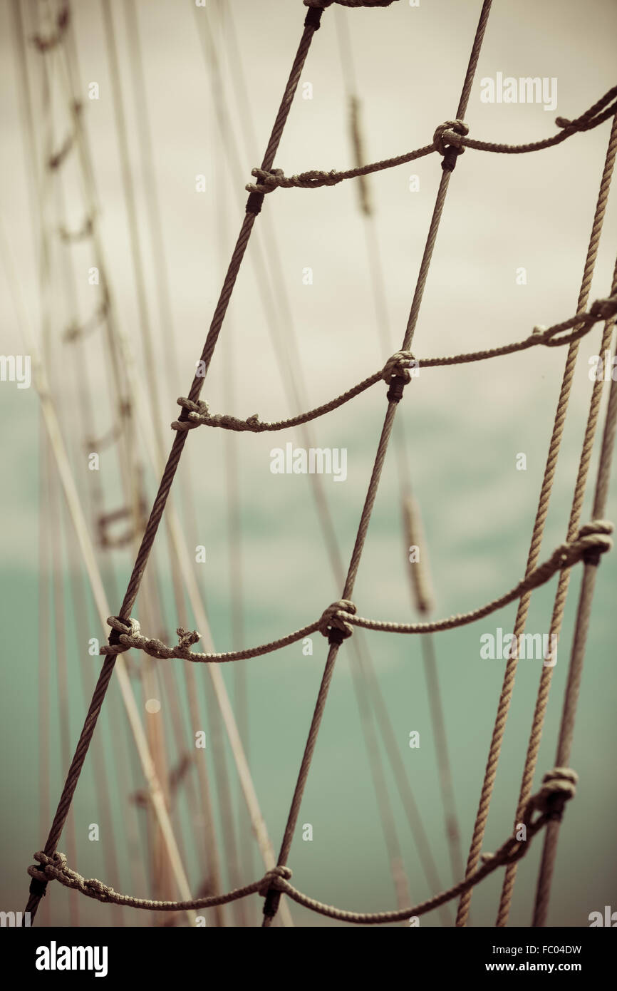 Montante di yacht contro il Cielo di estate blu. Yachting Foto Stock