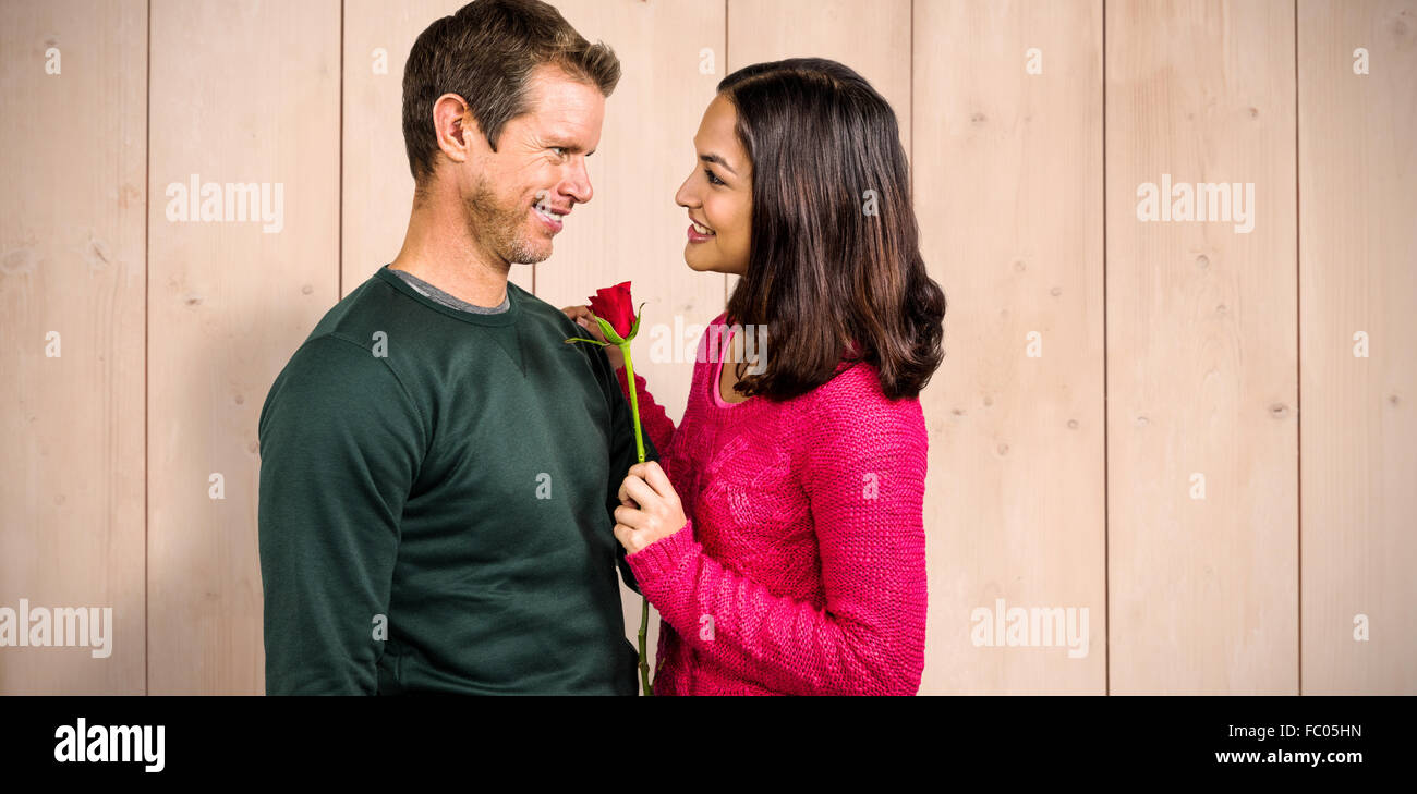 Immagine composita della coppia sorridente con red rose Foto Stock