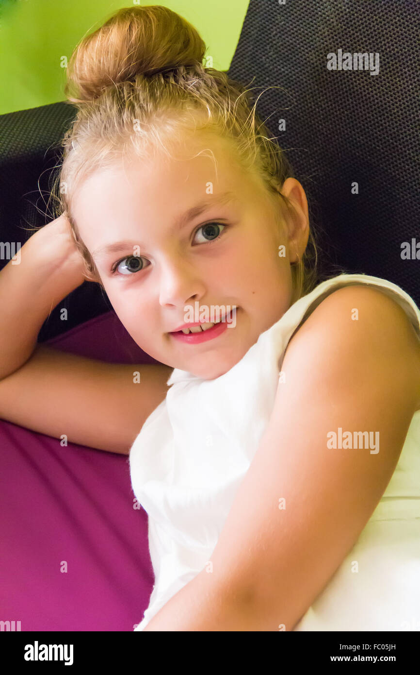 Carina ragazza con grandi occhi blu Foto Stock