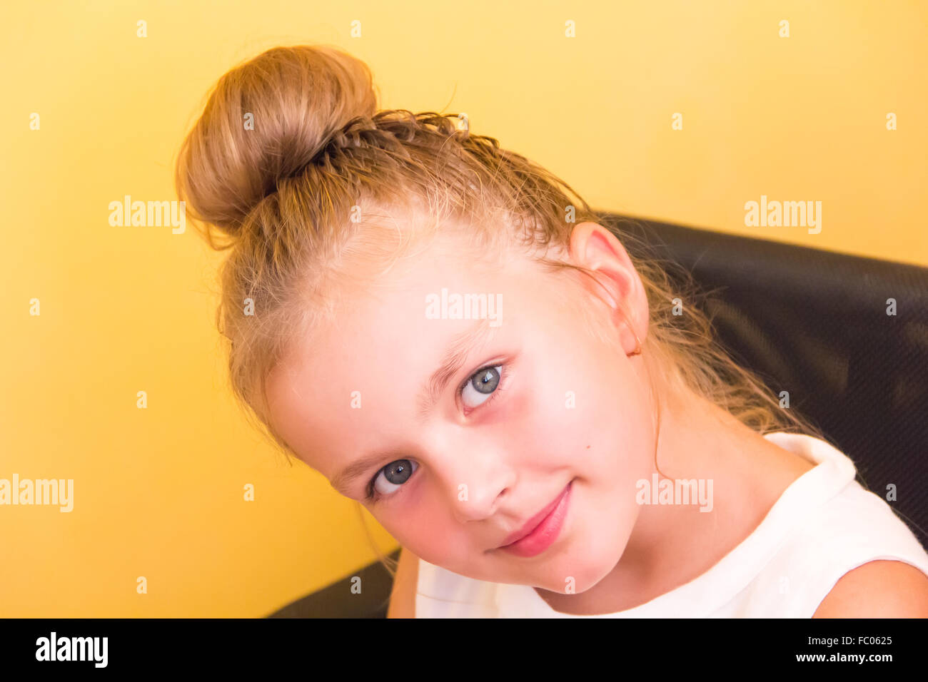 Carina ragazza con grandi occhi blu Foto Stock