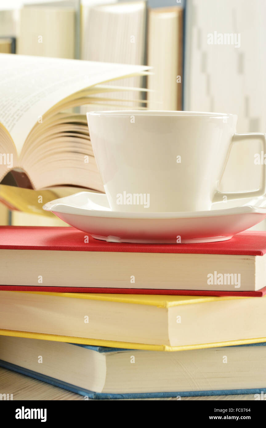 Composizione con pila di libri e la tazza di caffè Foto Stock