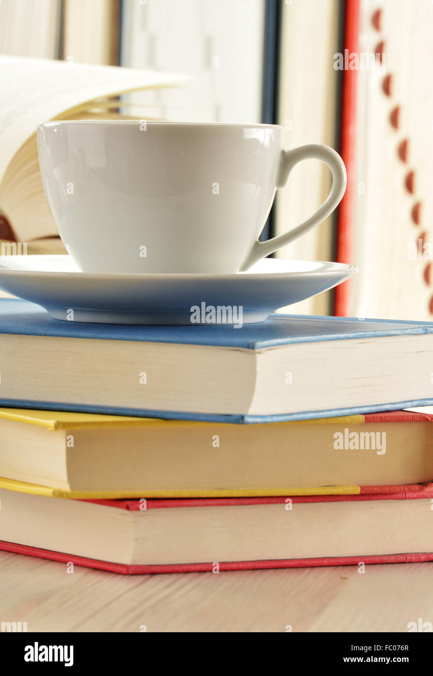 Composizione con pila di libri e la tazza di caffè Foto Stock