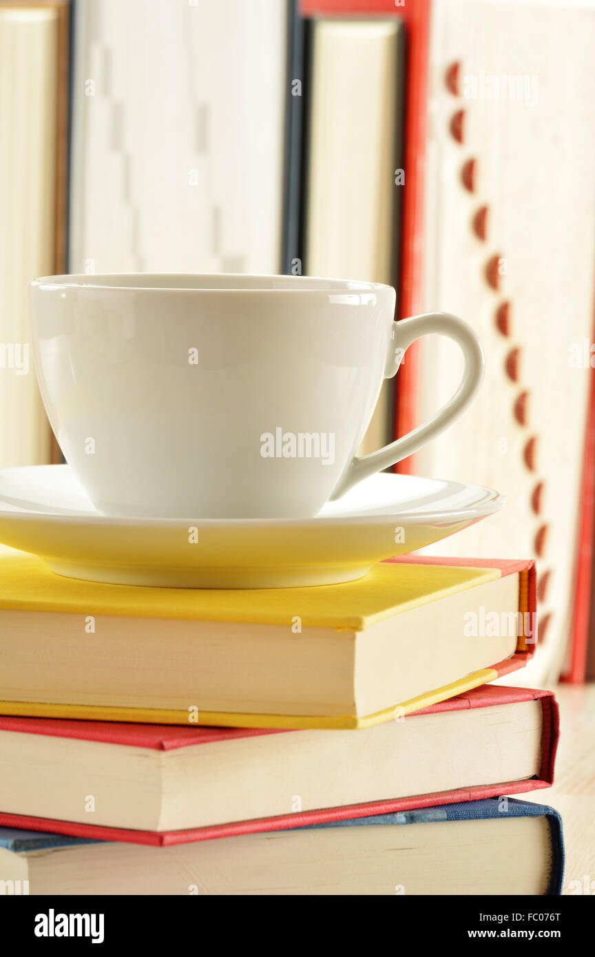 Composizione con pila di libri e la tazza di caffè Foto Stock
