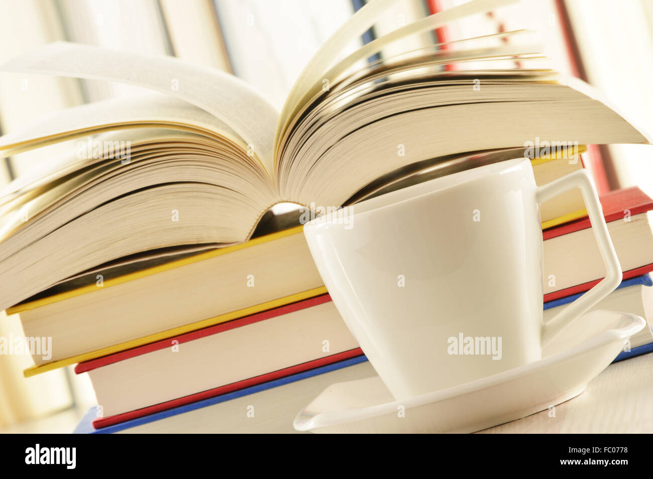 Composizione con pila di libri e la tazza di caffè Foto Stock