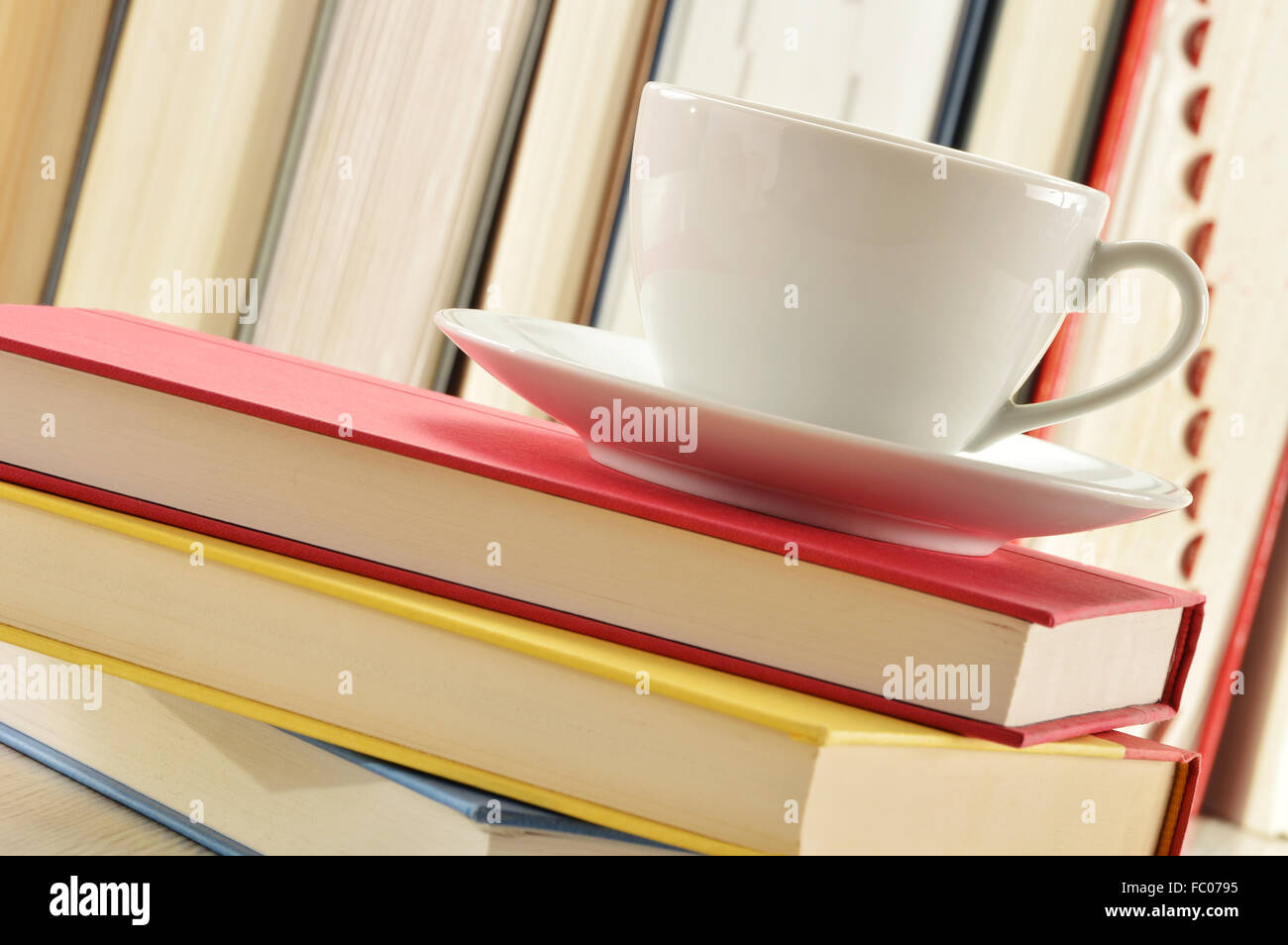Composizione con pila di libri e la tazza di caffè Foto Stock