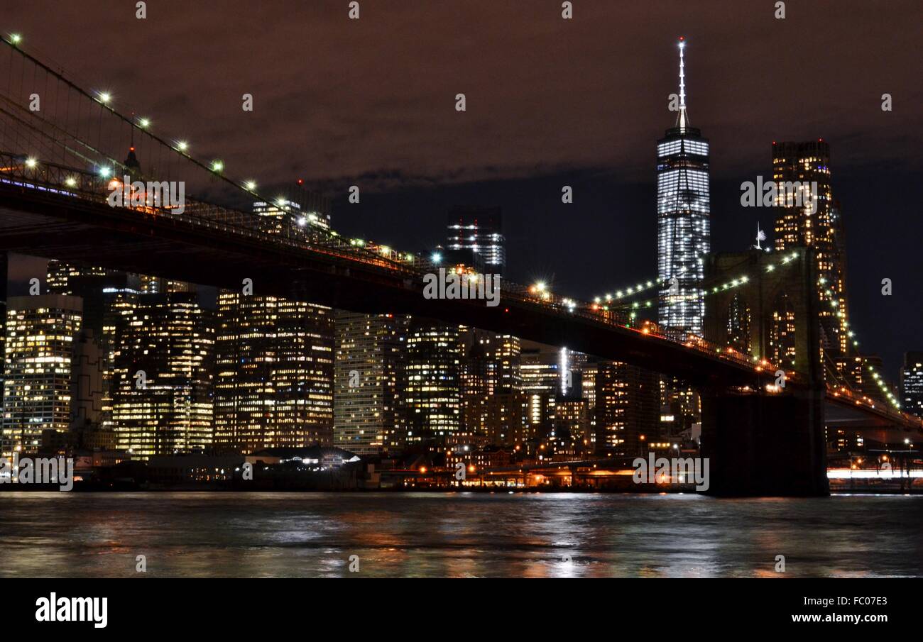 Il centro di Manhattan, Ponte di Brooklyn e la Freedom Tower di notte da Brooklyn Foto Stock