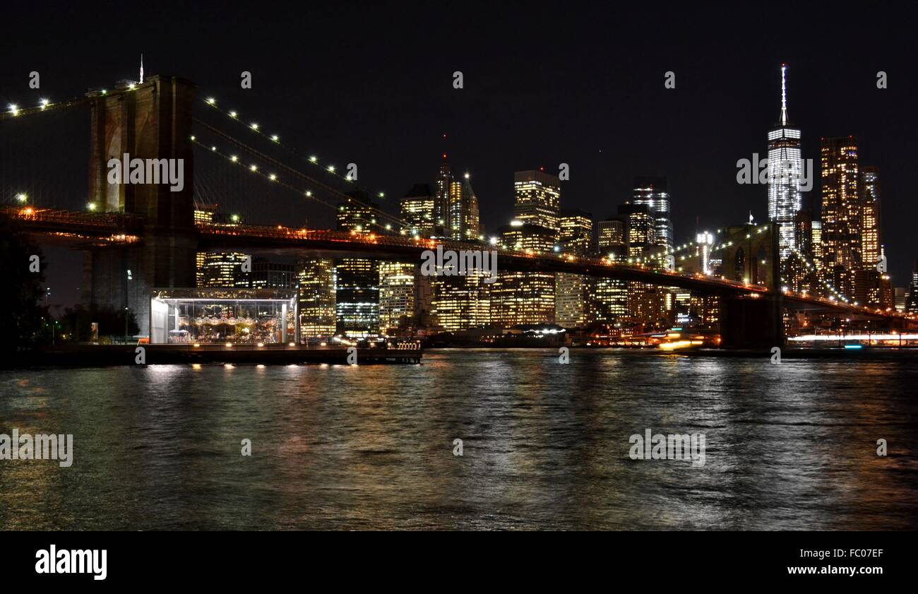 Il centro di Manhattan, Ponte di Brooklyn e la Freedom Tower di notte da Brooklyn Foto Stock